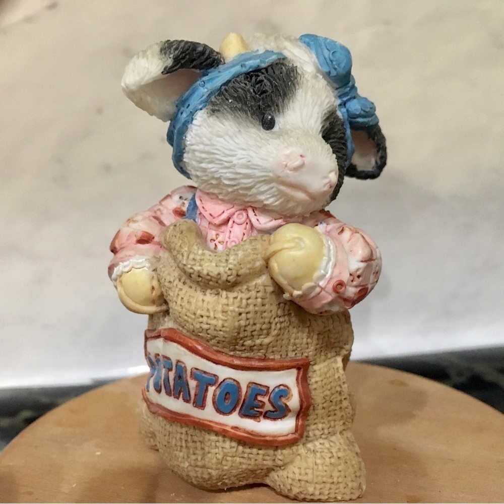Mary’s moon moos Winning by a country mile cow figurine Mary rhymes Enesco 1994